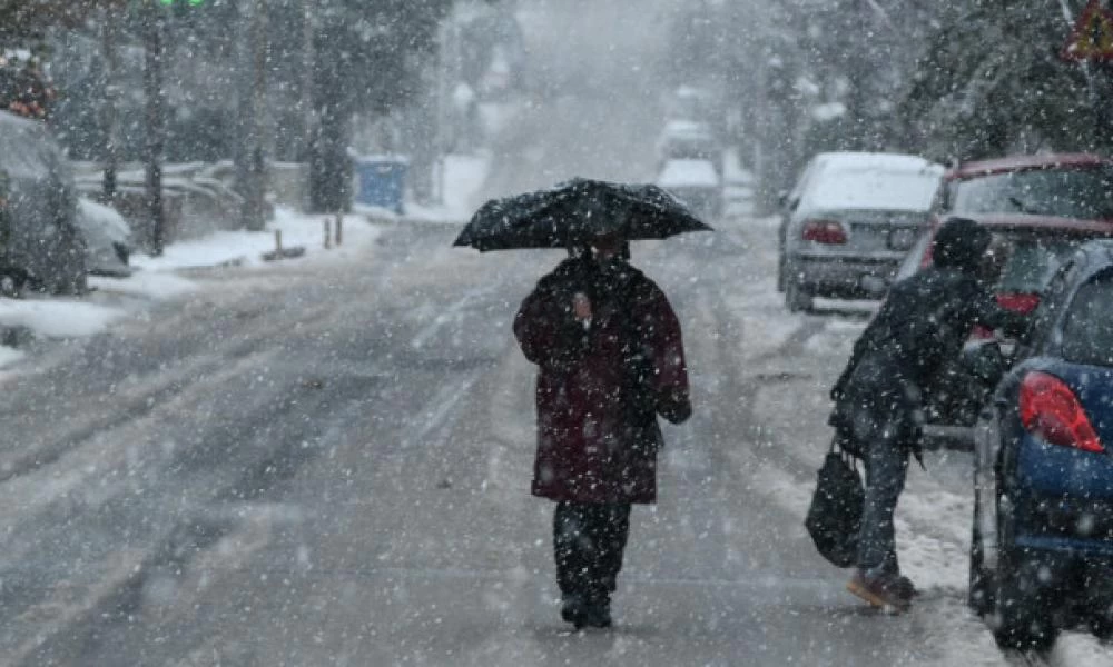 Αγριεύει ο καιρός: Καταιγίδες, χιόνια και θυελλώδεις άνεμοι - Πέφτει κι άλλο η θερμοκρασία